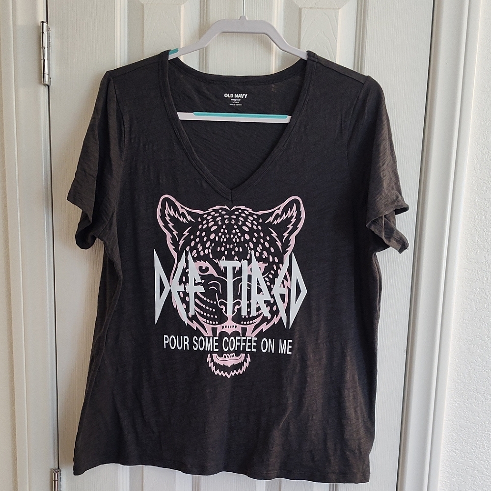 Old Navy Dark Gray Leopard Graphic V-Neck Tee Size L